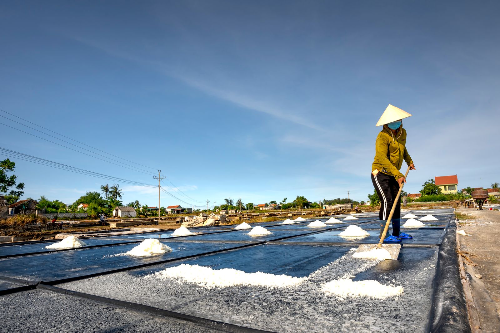 R&eacute;colte manuelle du sel dans les bassins d'&eacute;vaporation Interseling au Maroc