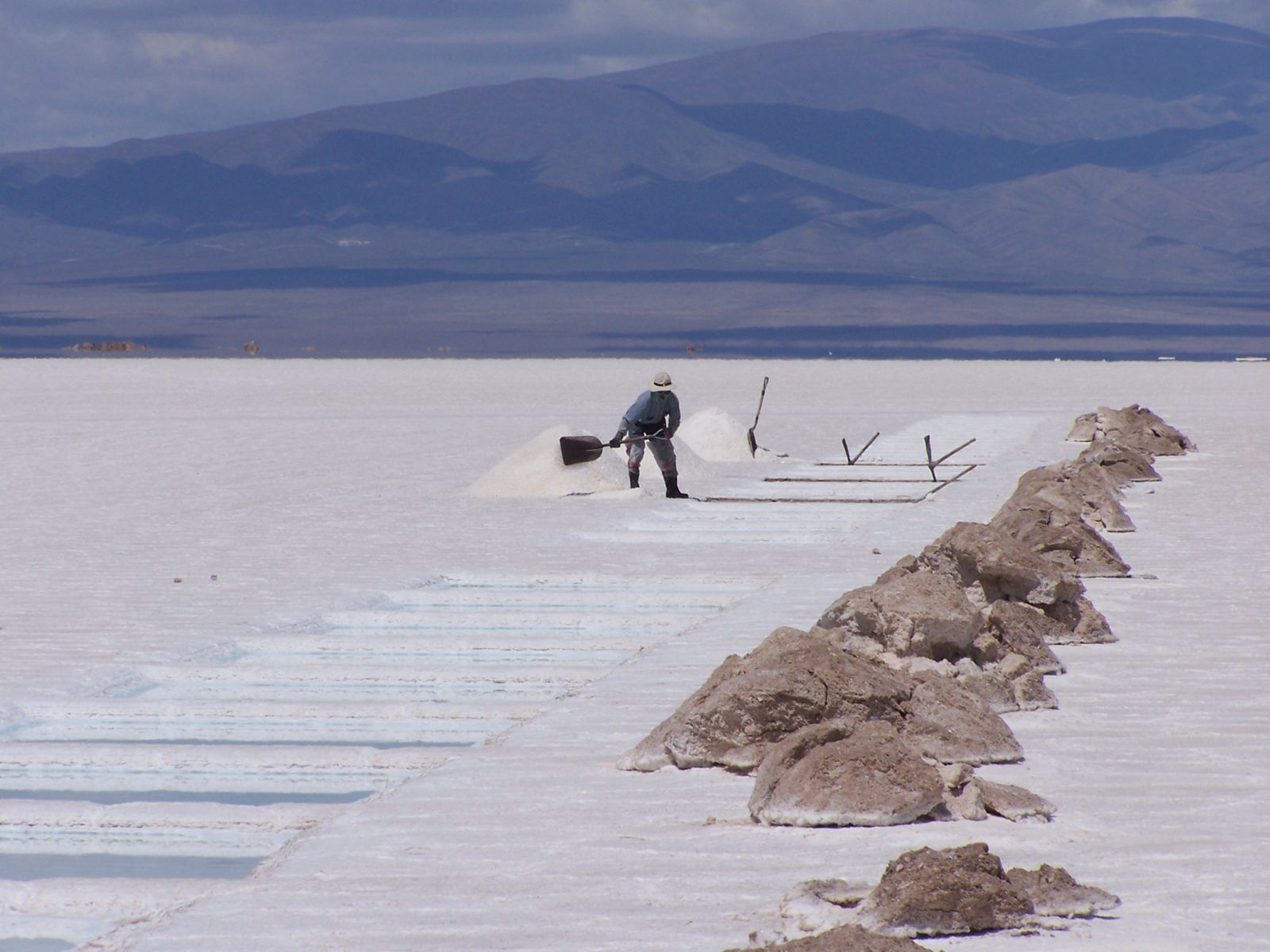 Paludier r&eacute;coltant le sel gemme naturel dans une saline au Maroc