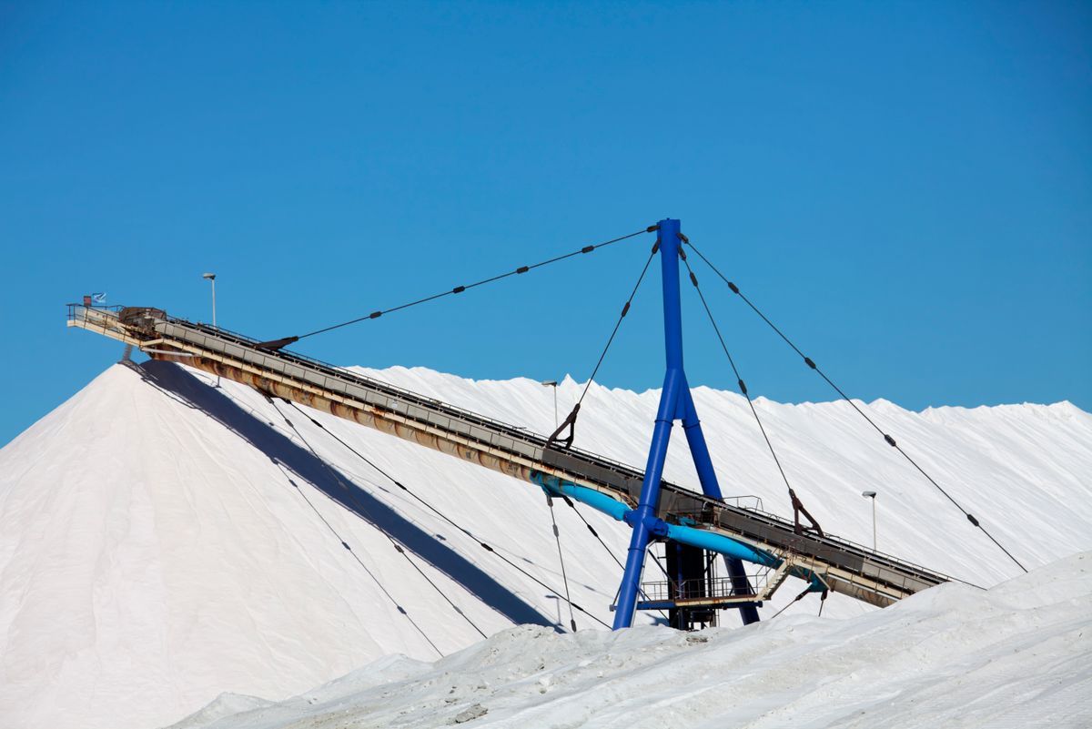 Production industrielle de gros sel — récolte solaire au Maroc